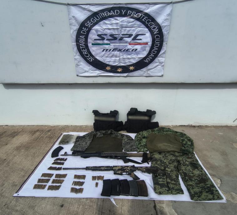 $!Ejército y SSPC aseguran arsenal, explosivos y vehículo abandonado durante operativos en Mazatlán y Escuinapa