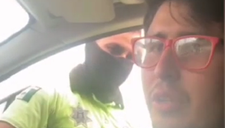 Uno de los reporteros arrestados.