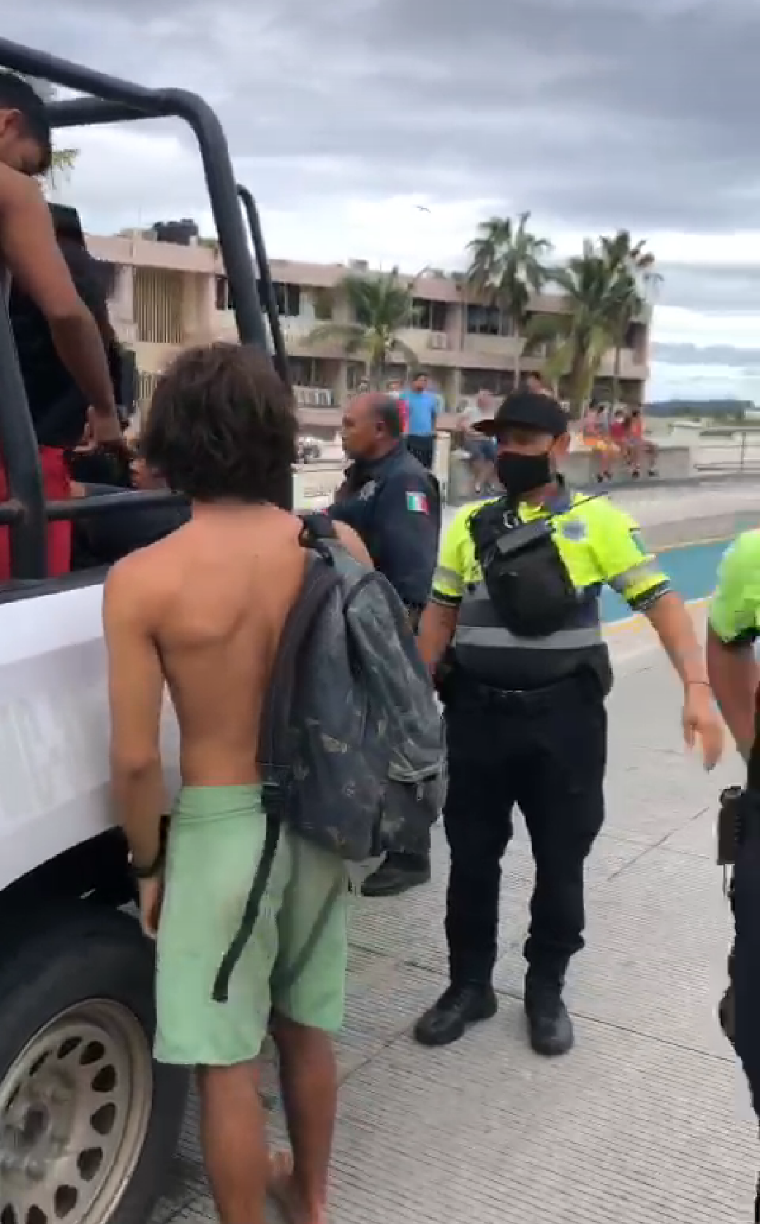 $!Policías de Mazatlán arrestan a periodistas de Sinaloa en Línea por grabar detención de surfista en Playa Pinitos