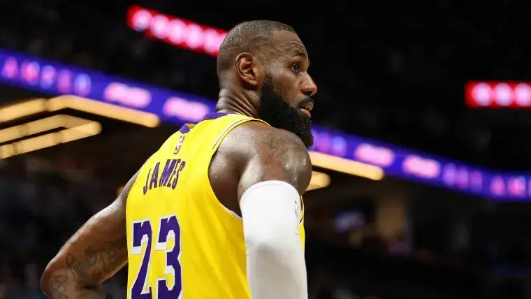 LeBron James se perderá el arranque de la temporada 2025-2026 por lesión