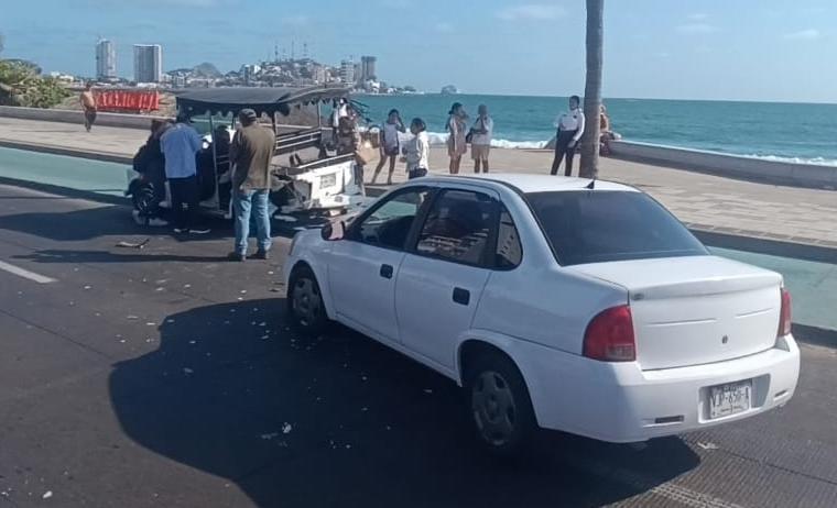 $!Pulmonía termina sobre la ciclovía tras choque en el malecón de Mazatlán