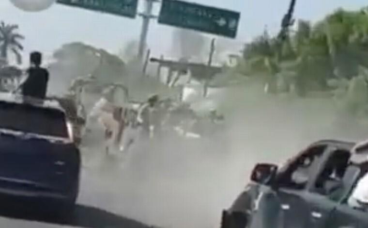 Civiles armados persiguen a convoy del Ejército en Múgica, Michoacán