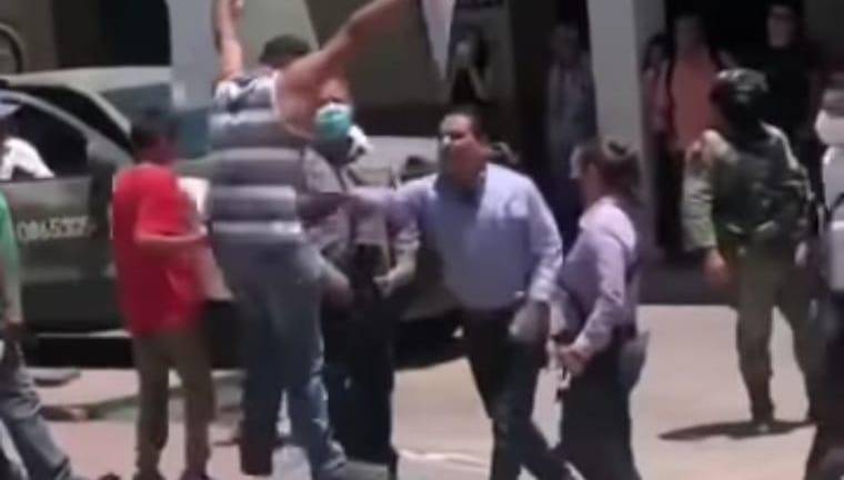 El mandatario michoacano agrede a un manifestante en Aguililla.