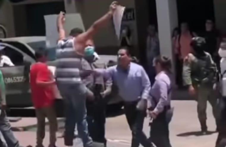 Maestro reclama a Silvano Aureoles que visite Aguililla en helicóptero, y el Gobernador lo empuja