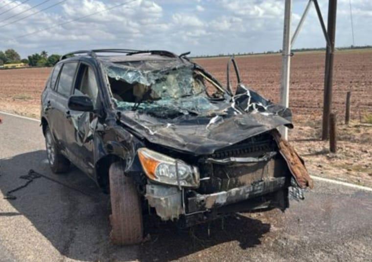 $!Universitario pierde el control y su vehículo termina en el canal Lateral 18, en Ahome