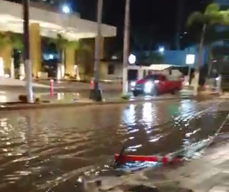 $!Con la primera lluvia, paso peatonal en la Avenida Camarón Sábalo, en Mazatlán, provoca inundaciones