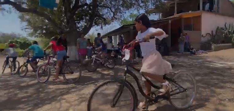 $!Fridas en Bici Sinaloa hace felices a las niñas y niños de El Armadillo, en Mazatlán