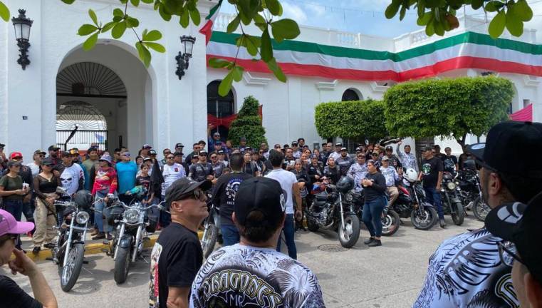Autoridades de Escuinapa recibieron a los clubes de motos.