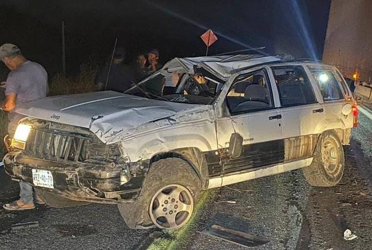 Un muerto y una lesionada deja volcadura de camioneta al norte de Mazatlán