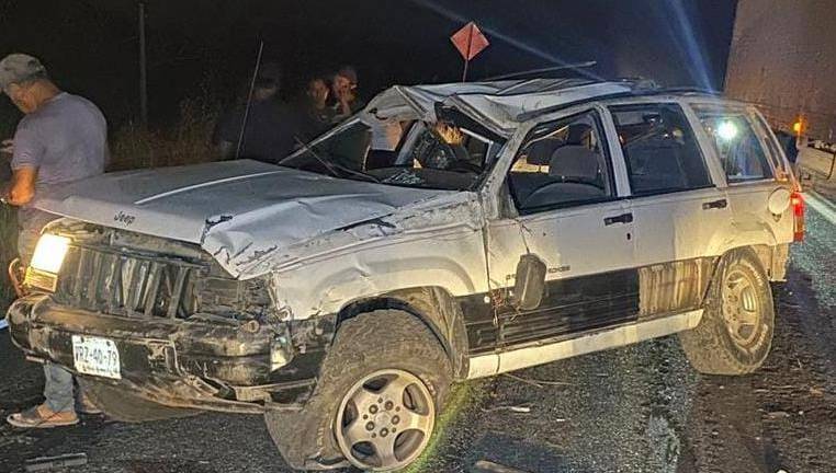 La mujer que viajaba en el coche sufrió lesiones y fue trasladada al hospital.