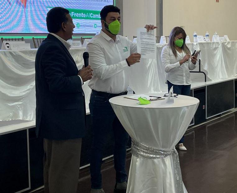 $!En su primer acto de campaña, el candidato estuvo acompañado por otros pastores que le ofrecieron sus oraciones.