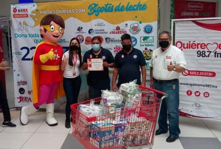 Mazatlecos participan en la campaña Bigotes de Leche