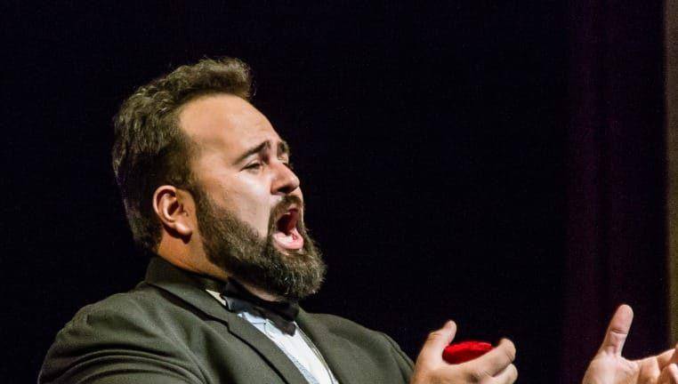 El tenor mazatleco Jorge Echeagaray ganó el Premio Memorial Oliver Deehan, en el 13 Concurso de Canto de Ópera de San Miguel de Allende.