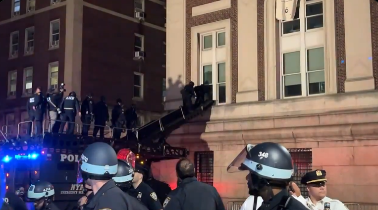 $!Policía de Nueva York detiene a decenas de manifestantes de la Universidad de Columbia