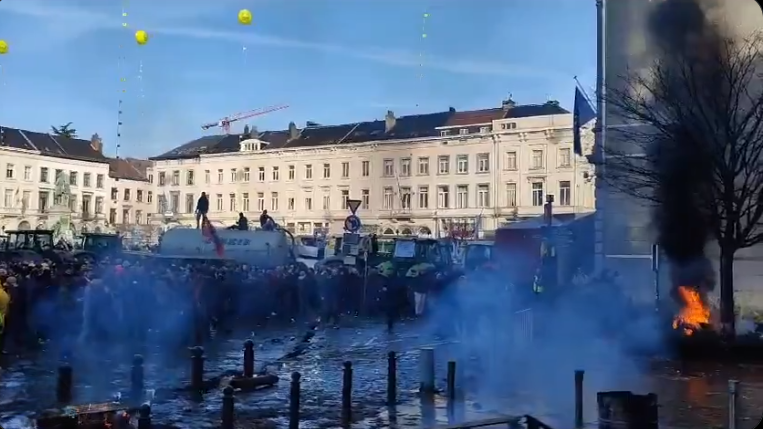 Agricultores llevan su protesta contra costos y burocracia a cumbre de la UE