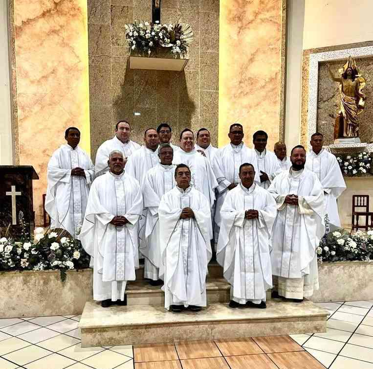 $!El Padre Heriberto en compañía de sus amigos sacerdotes.