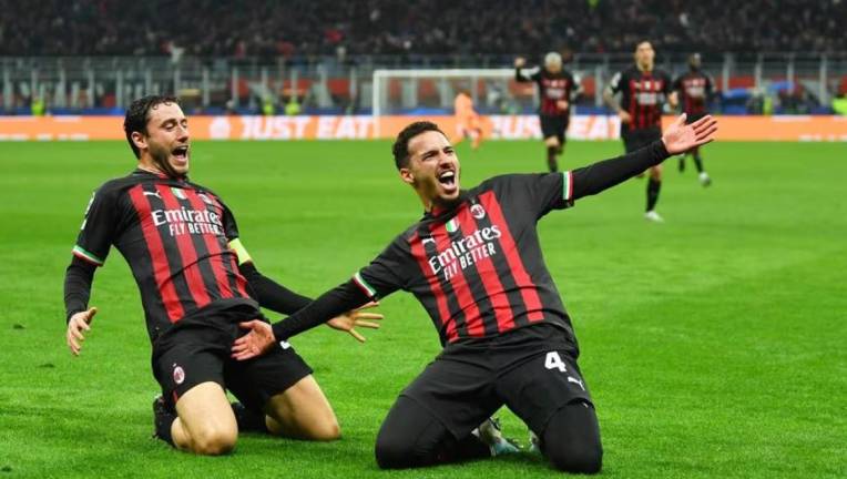 Un efectivo Milán saca ventaja ante el Napoli