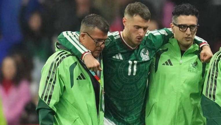 Santi Gimenez estará fuera varias semanas por una lesión de tobillo.