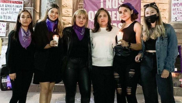 Antes de l a agresión, Lucero Marisol Cuadras y otras feministas se tomaron una fotografía junto a Karla Cordova, Alcaldesa de Guaymas.