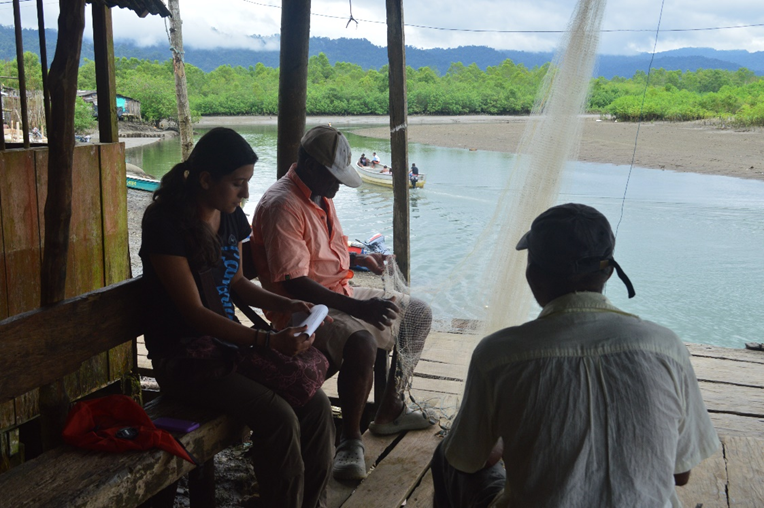 $!La investigadora Laura Soto-Cortés entrevista a habitantes de las comunidades de Jurubirá, Panguí y Nuquí para tener su relación con las tortugas marinas.