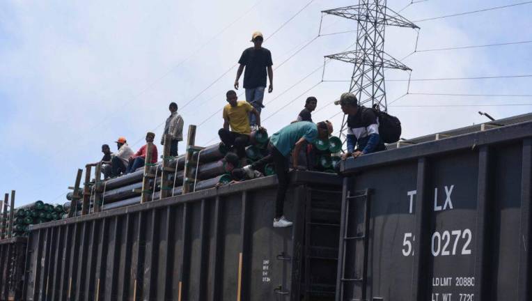 El arribo de personas en movilidad a Ciudad Juárez continúo a través de vagones de ferrocarril.