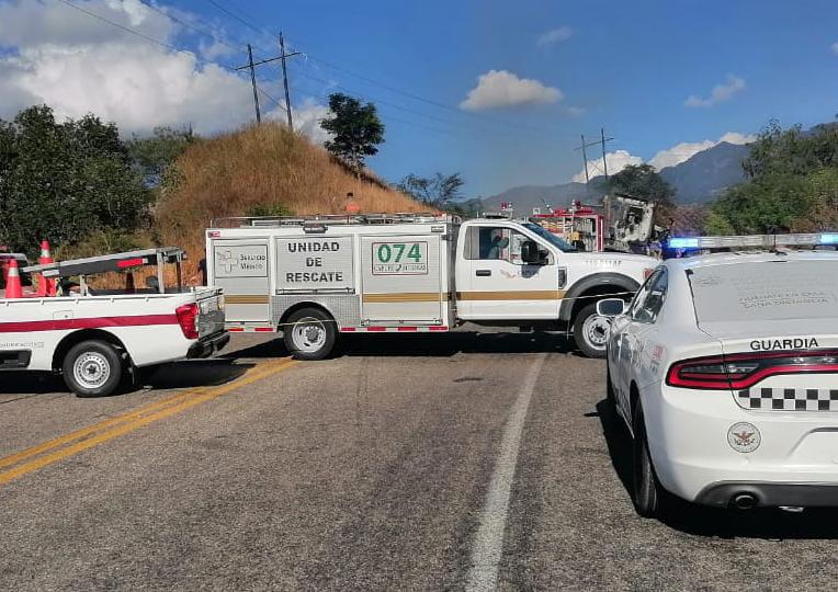 $!Restablecen circulación en la Durango-Mazatlán tras choque e incendio de tráiler