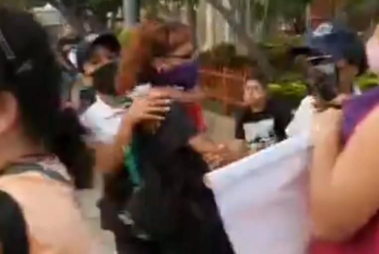 ‘Estaban diciendo que nos pegaran tablazos y nos metieran al bote’, dice Camila, joven atacada por policías en protesta feminista en Mazatlán