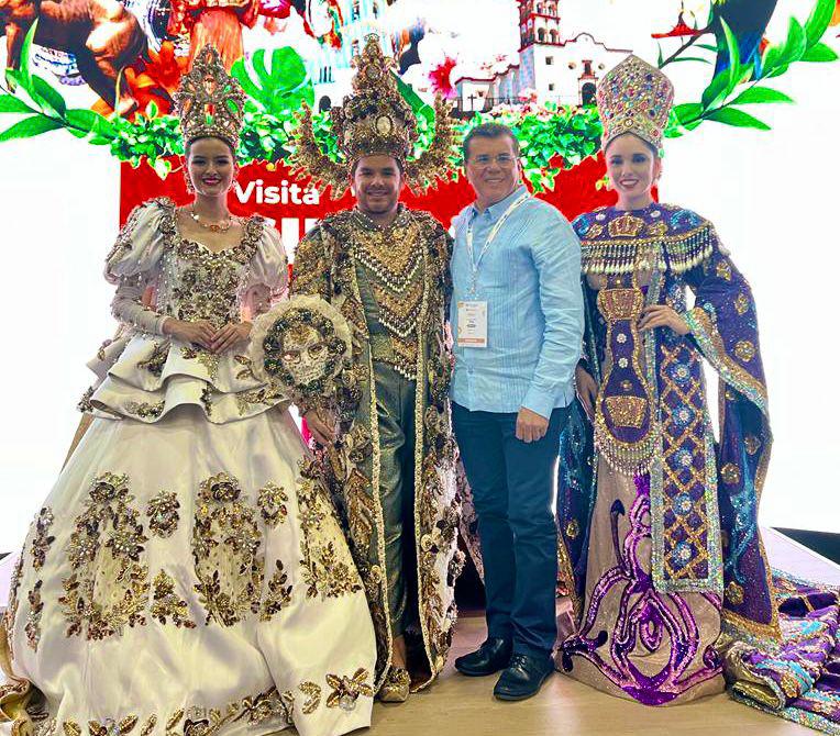 $!Uma I, Reina de los Juegos Florales del Carnaval de Mazatlán 2023; Víctor Quiroz, Rey de la Alegría; el Alcalde Édgar González y Alejandra I, Reina del Carnaval, posan en el Tianguis Turístico de la Ciudad de México.
