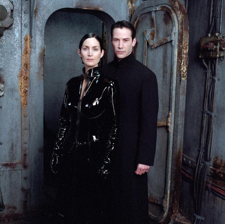 $!Carrie-Anne Moss y Keanu Reeves en The Matrix Reloaded en 2003.