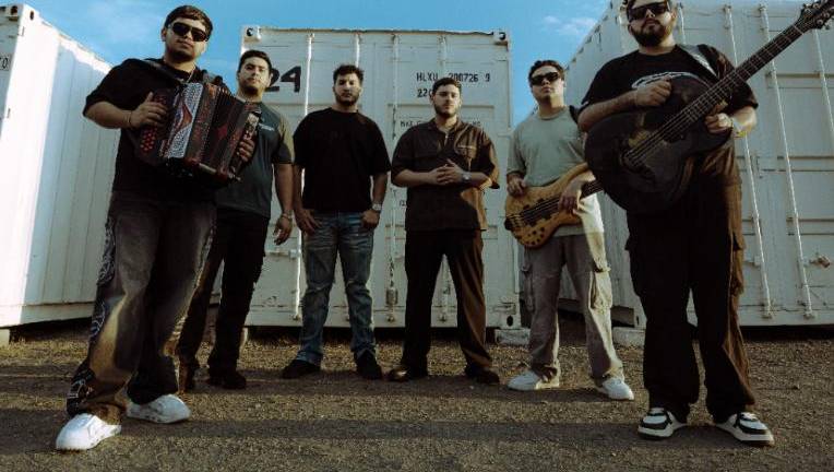 Plan de Escape y Grupo Selectivo unen sus estilos en la nueva colaboración musical “Pilas Plebes”.