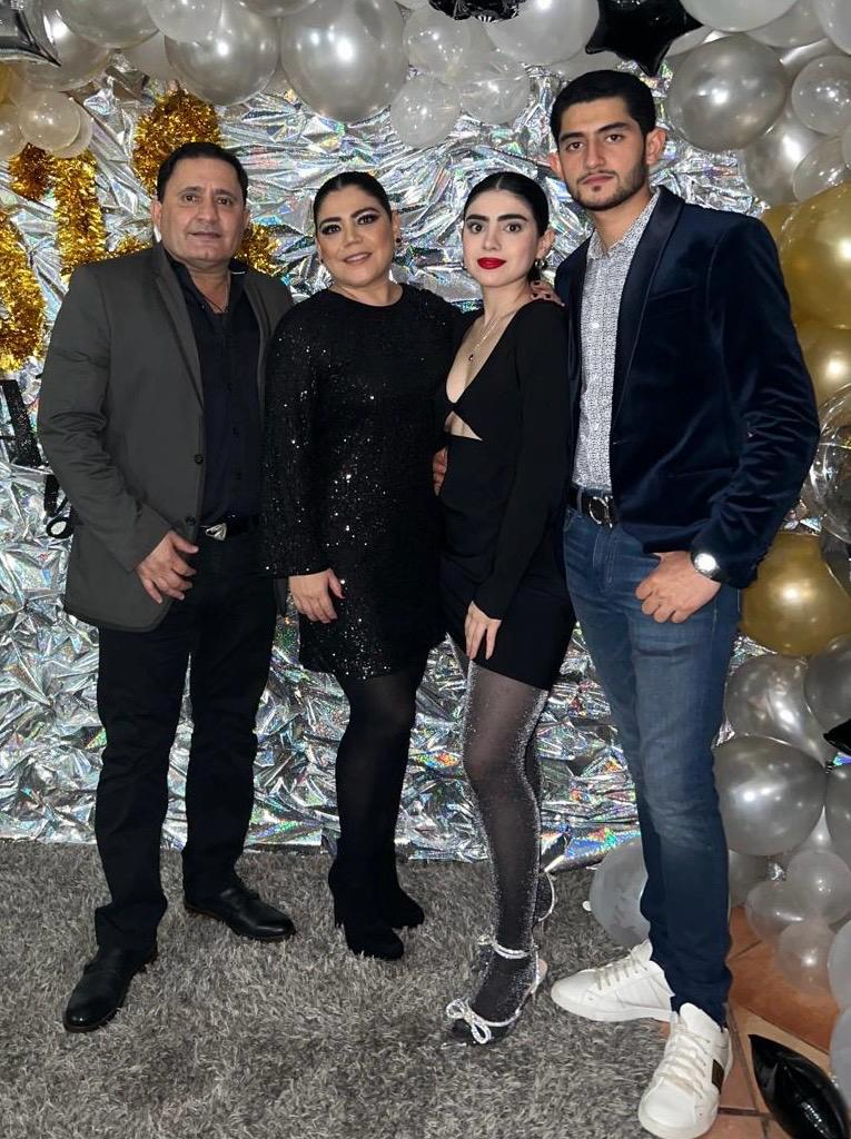 $!Junto a su esposa Nora Ramos, y sus hijos Joselyn y Jesús Moreno.