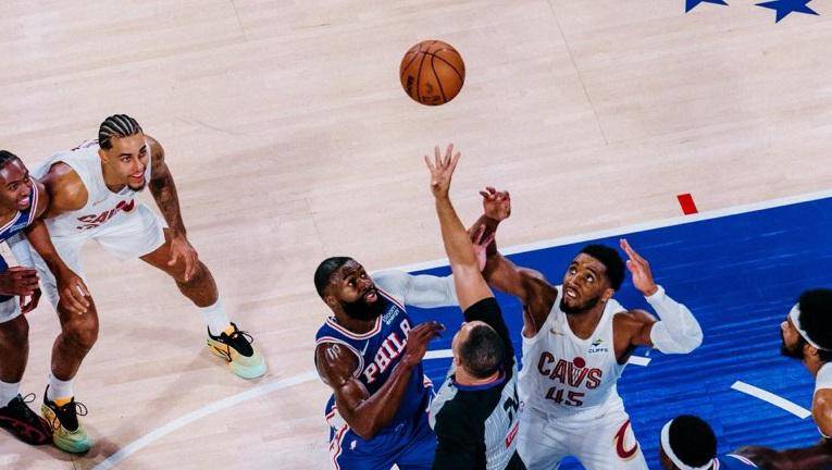 Se da el debut local de LeBron James.