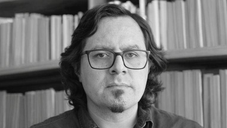 Alejandro Arteaga fue galardonado con el Premio Xavier Villaurrutia 2025 por su obra ‘Sala de máquinas’.