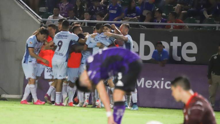 Diber Cambindo es felicitado por el gol del empate de La Máquina ante Mazatlán.
