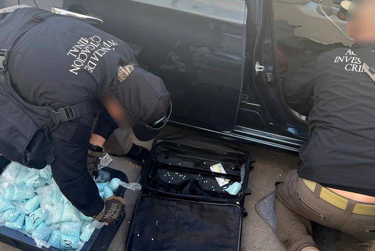 Hallan en camioneta 354 mil pastillas de fentanilo y detienen a 3