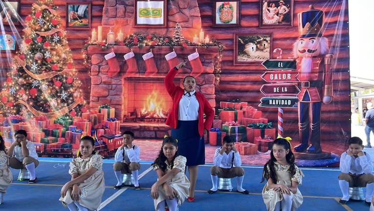 Maestra Hilda Osuna junto a su grupo Quinto A presentaron un musical de Anita La Huerfanita.