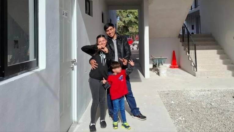 La ciudad de Los Mochis fue el escenario donde se firmó la primera escritura, beneficiando a Alondra Trinidad Vega Burboa, una joven trabajadora de 25 años.