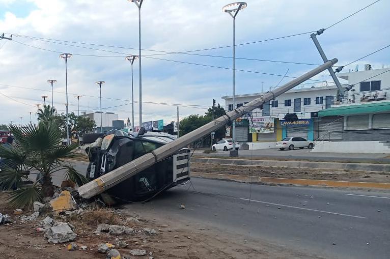 Camioneta choca con poste y termina volcada en Mazatlán