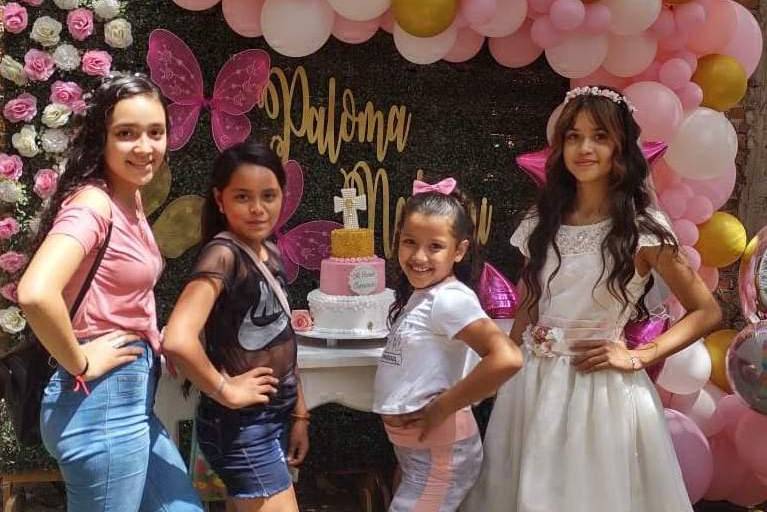 Realizan su primera comunión Paloma y Nahomy