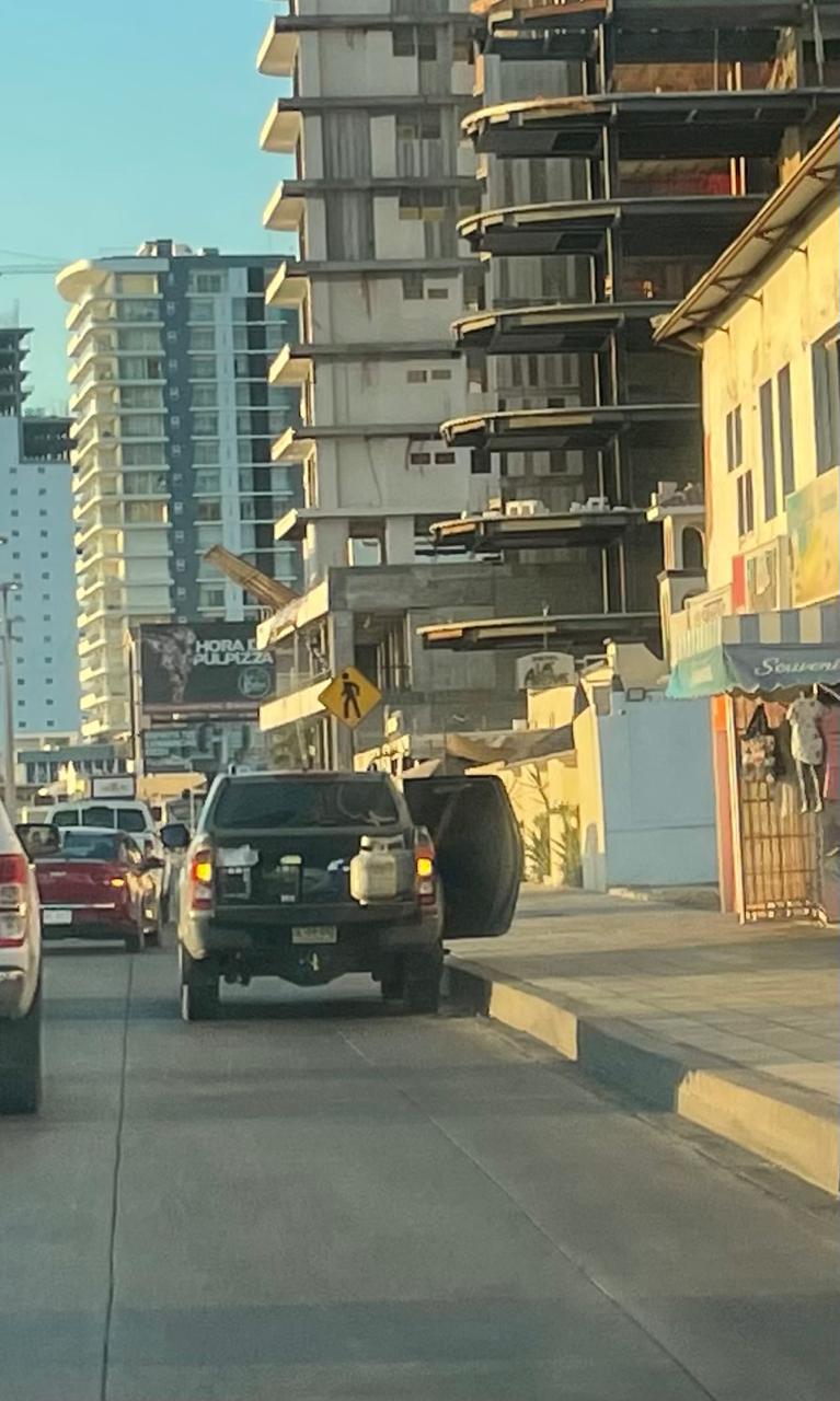 $!Retiran tanques de gas de negocio cercano a taquería que explotó en Mazatlan