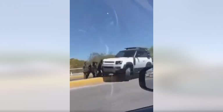 En redes sociales circula video de convoy de hombres armados y una camioneta que se quedó embancada en La Campiña.
