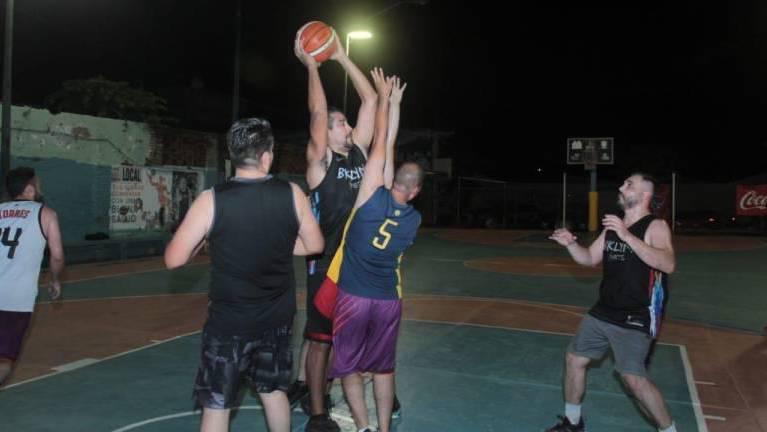 Mariscos El Pirata sigue en ascenso en Liga de Baloncesto Empresarial