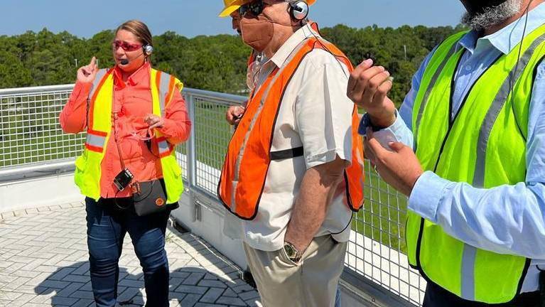 A finales de junio, el Alcalde viajó a Miami, Florida, a visitar la planta recicladora de basura.