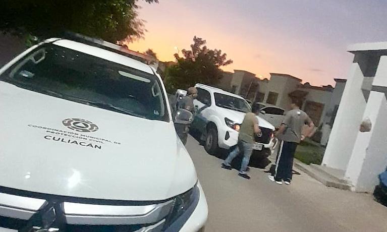 $!Rescata PC Municipal y GEPA a un perro pitbull del techo de una casa, en Culiacán