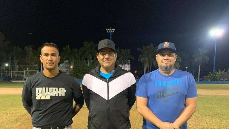 Marco Antonio Díaz Ramírez (der.) y su equipo de trabajo hacen la invitación.