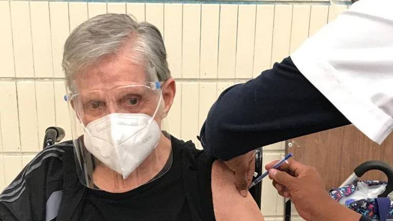 Héctor Bonilla recibió su primera dosis de la vacuna ante Covid-19.