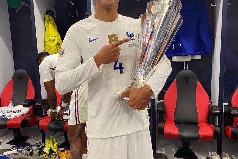 El defensa Raphaël Varane anuncia su retiro de la selección francesa tras una década