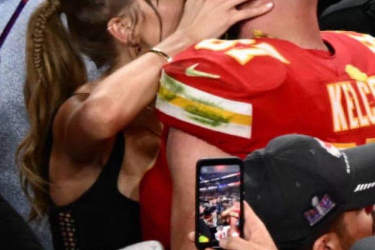 Taylor Swift y Travis Kelce, muy románticos en fiesta tras el Super Bowl 2024