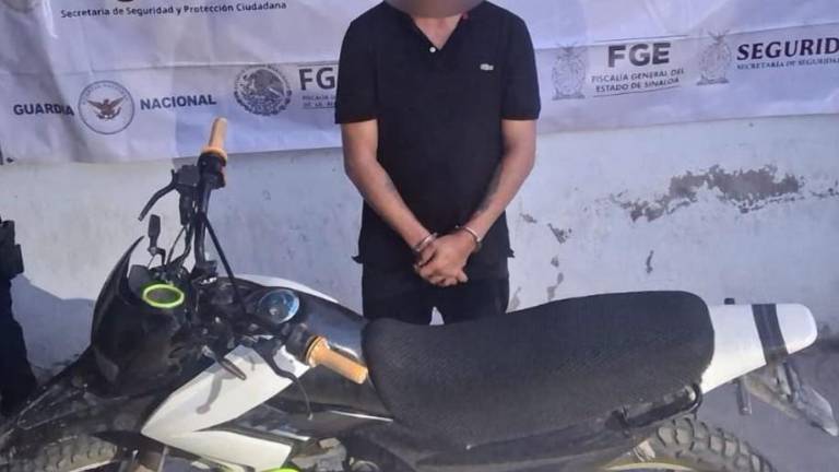 Agentes aseguraron la motocicleta Italika y el arma de fuego al presunto responsable en Escuinapa.