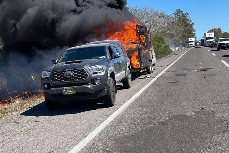 Incendio consume casa rodante en la maxipista Culiacán-Mazatlán